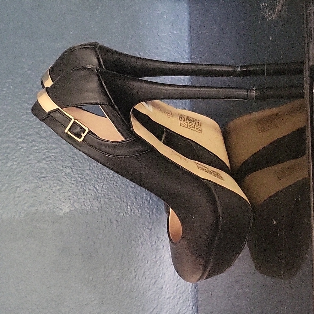 High Heels - Picture 2 of 3